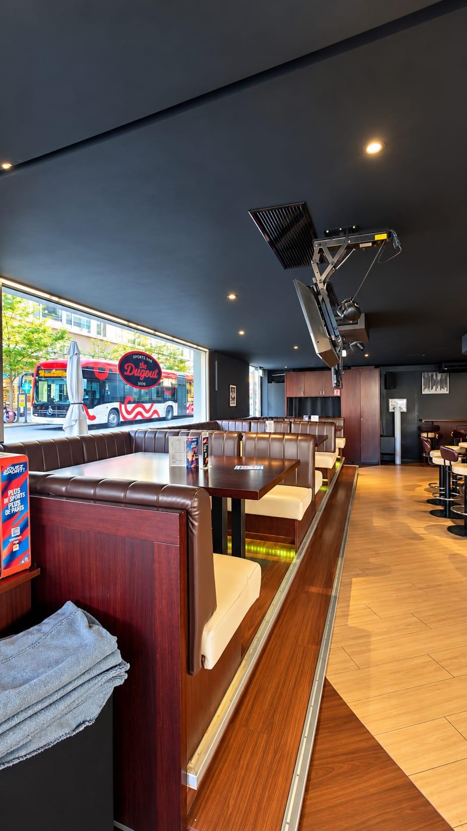 Les tables et banquettes du bar